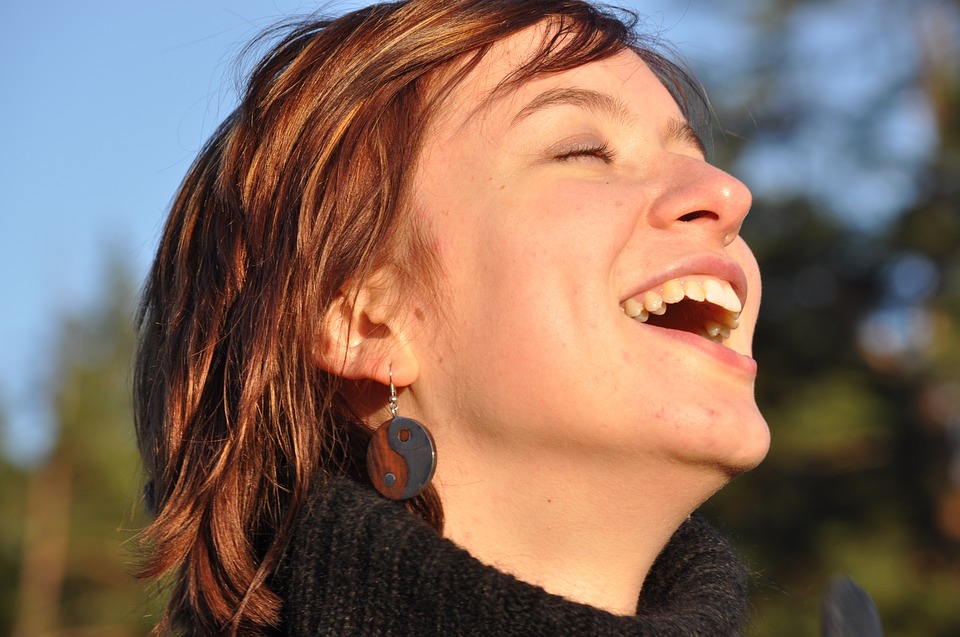 Kvinde ler i solskin