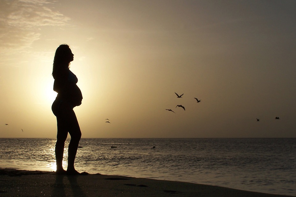 gravid på strand